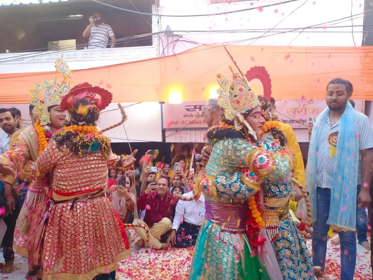 शाहजहांपुर में पुष्पवर्षा के बीच राम -भरत- लक्ष्मण-शत्रह्रन के मिलन का दृश्य