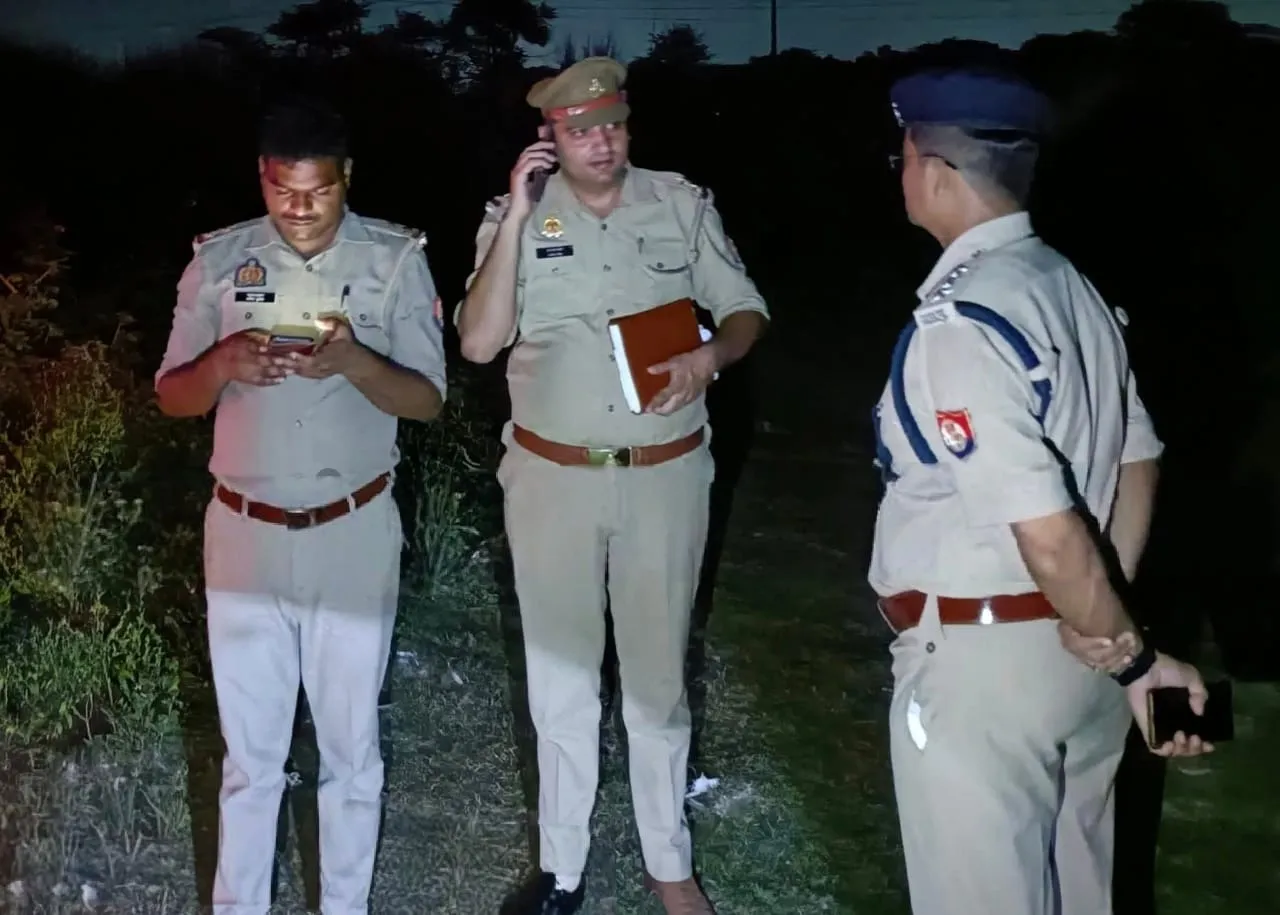थाना रोजा में अज्ञात युवक का शव मिलने पर घटना स्थल निरीक्षण करते पुलिस अधिकारी