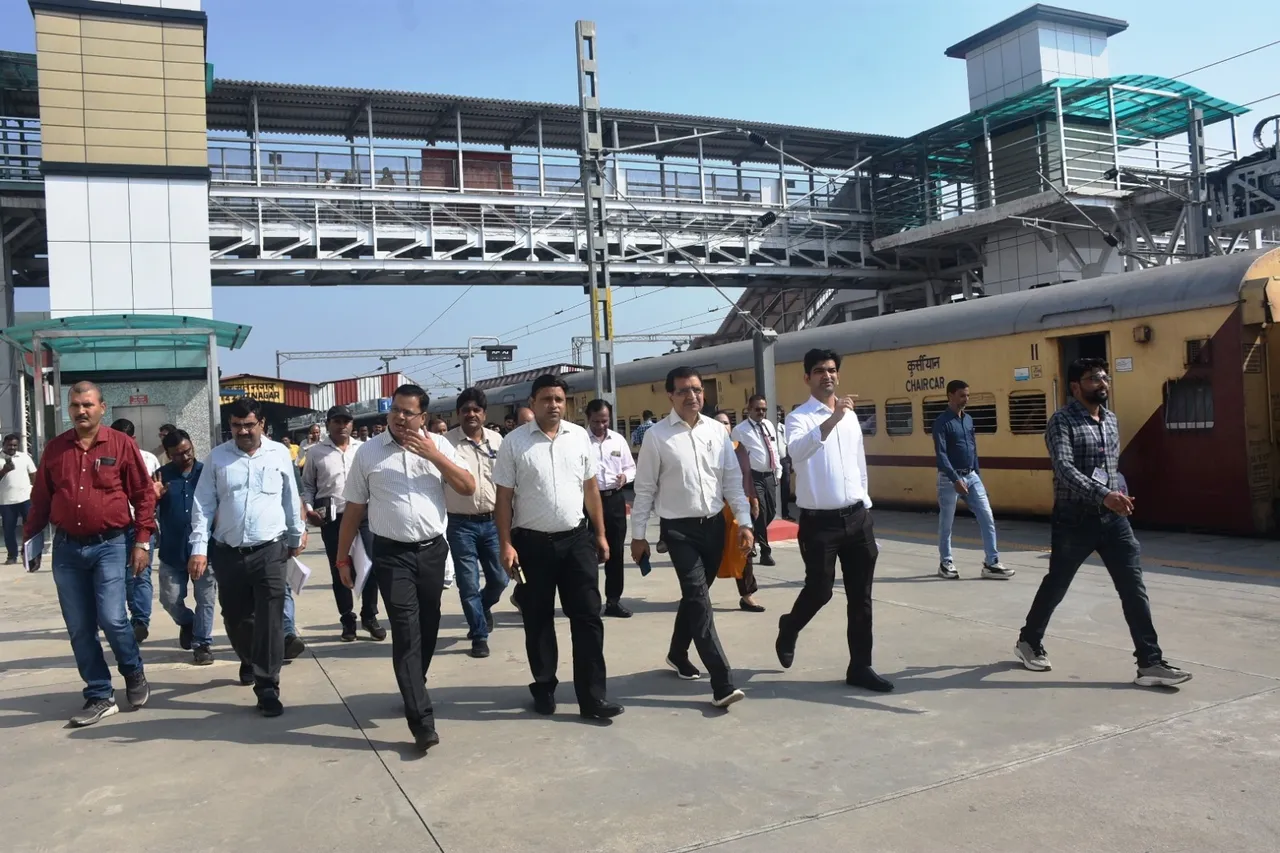 इज्जतनगर रेलवे स्टेशन का अचानक निरीक्षण करने पहुंचे अपर महाप्रबंधक रेलवे विनोद कुमार शुक्ल