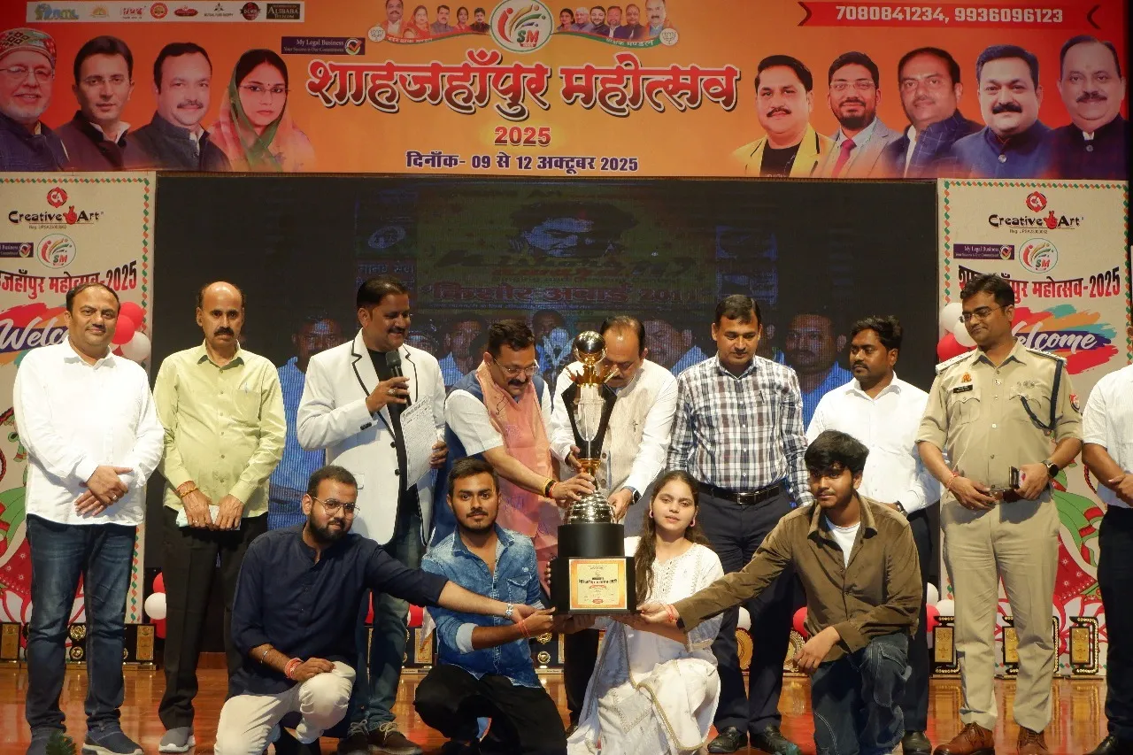 हरदोई की इशिता तिवारी को किशोर अवार्ड की विजेता ट्राफी प्रदान करते एमएलसी डा सुधीर गुप्ता, डीसीबी चेयरमैन डीपीएस राठौर, नगर आयुक्त डा विपिन मिश्रा
