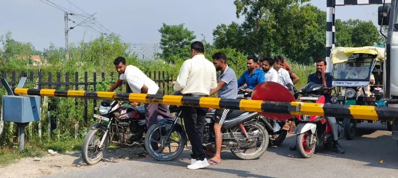 रेलवे फाटक से लाइन पार करने के तरीके बताती टीम