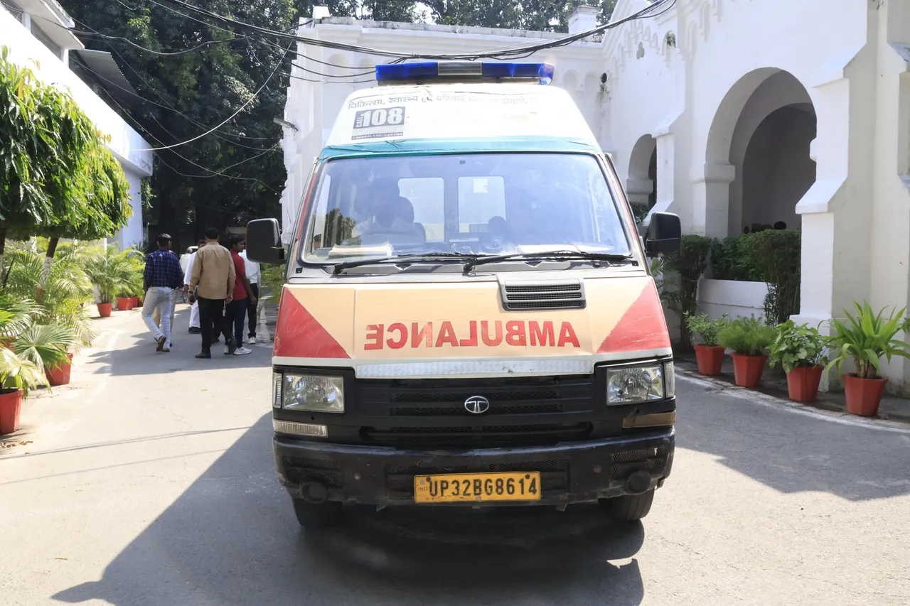 जनता दर्शन में बेहोश होने पर डीएम ने मंगाई एंबूलेंस