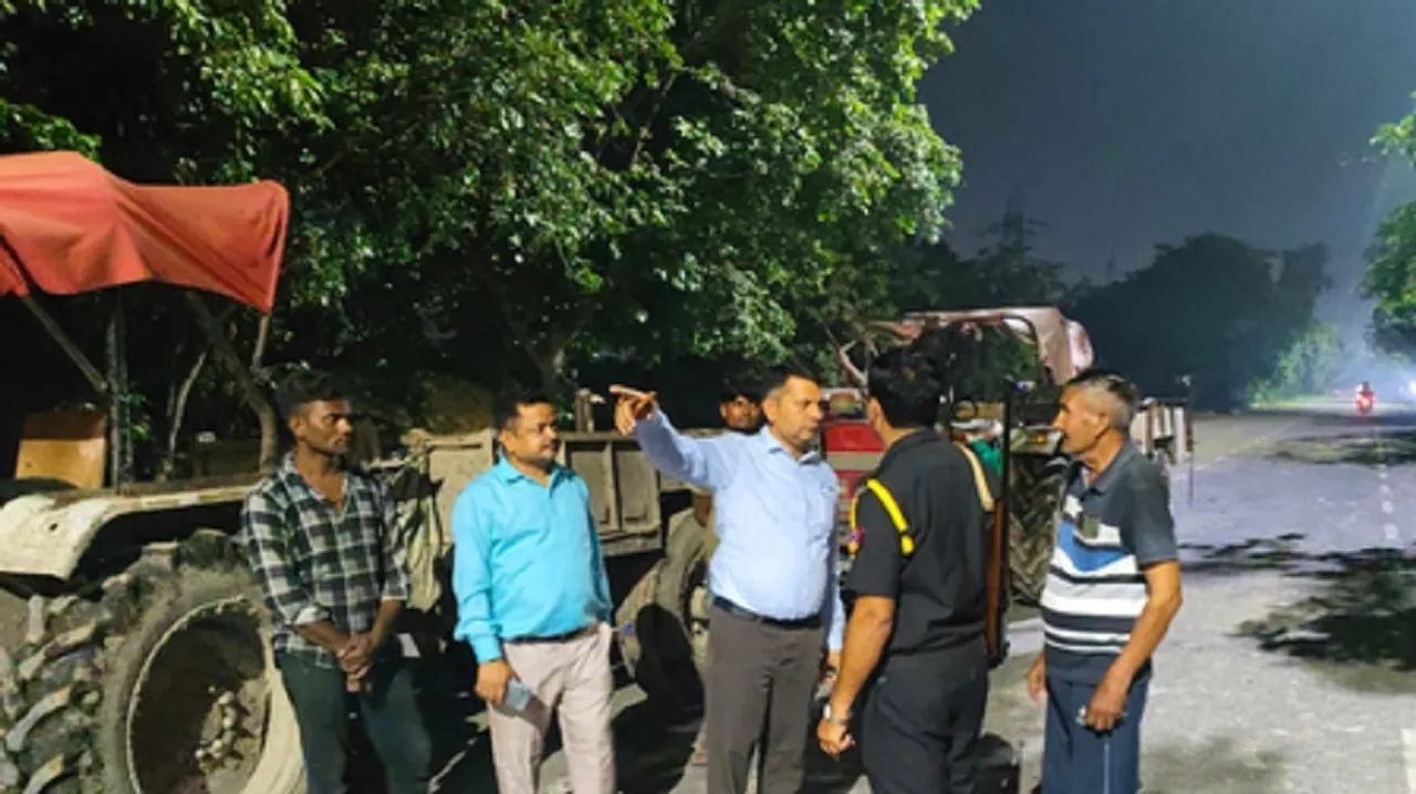 Tractor trolleys carrying illegal garbage seized in Greater Noida