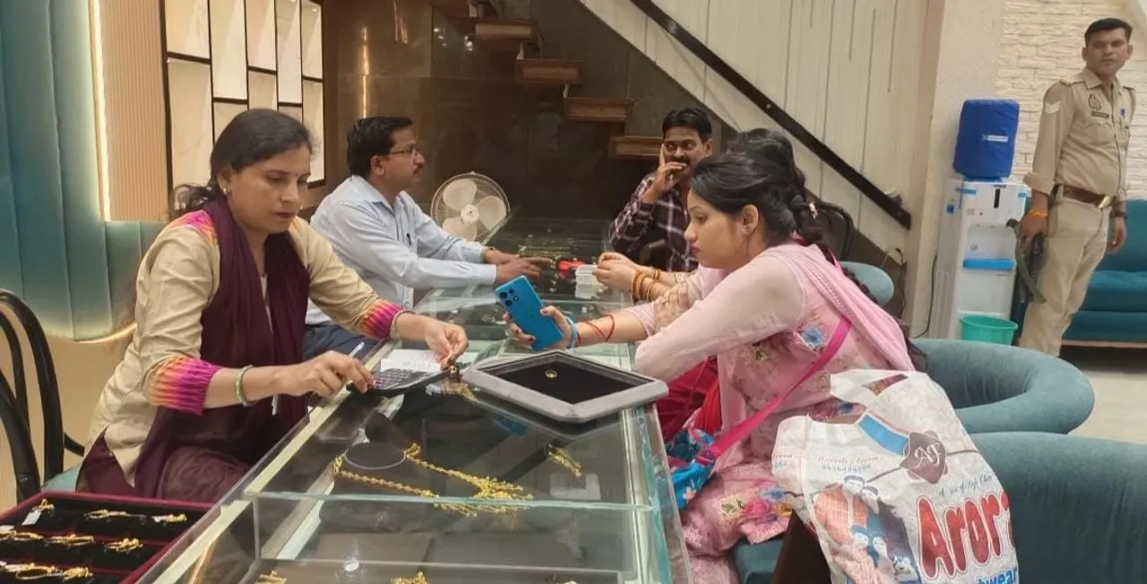 धनतेरस की पूर्व संध्या पर सदर बाजार में विनोद सरफि प्रतिष्ठान पर खरीदारी करते ग्राहक