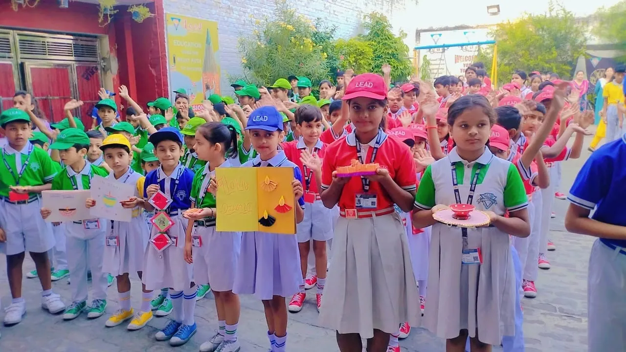 लीड कांवेट में दीप सजाकर दीपावली का पर्व मनाते विद्यार्थी