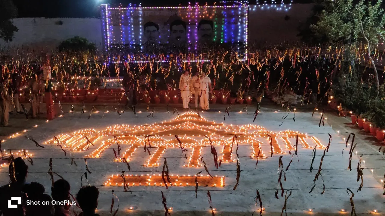 दीपावली पर जगमगाते दीपक
