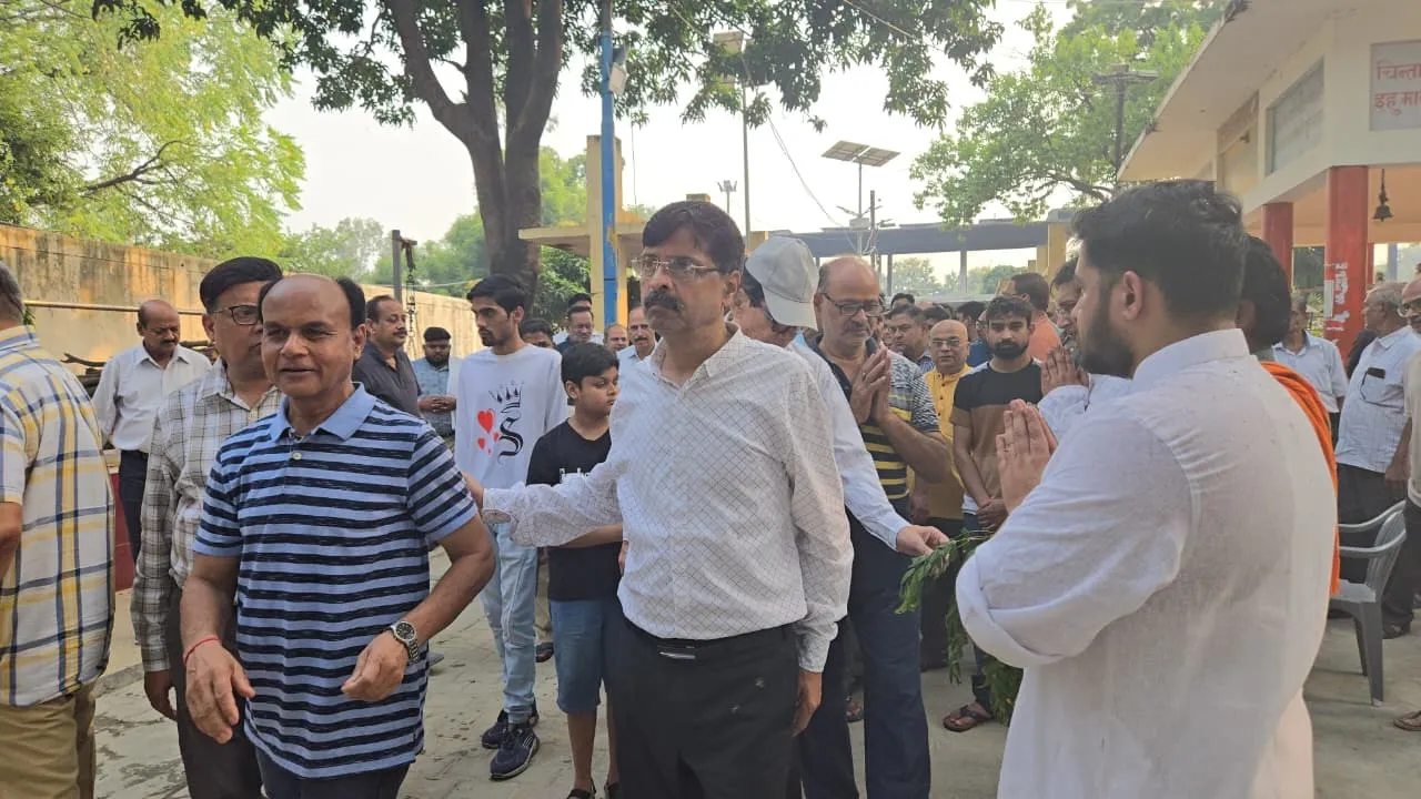 वरिष्ठ बाल रोग विशेषज्ञ डा रमाकांत के अंतिम संस्कार में शामिल लोगों का हाथ जोड अभिवादन करते पुत्र दिव्यम गुप्ता, शिवम गुप्ता