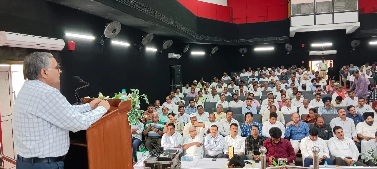 मिठास मेला को संबोधित करते उत्तर प्रदेश गन्ना शोध परिषद के निदेशक डा वीके शुक्ला