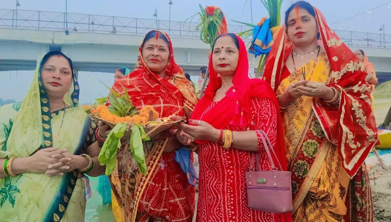 उगते सूर्य की पूजा के लिए खन्नौत नदी में खडी महिलाएं