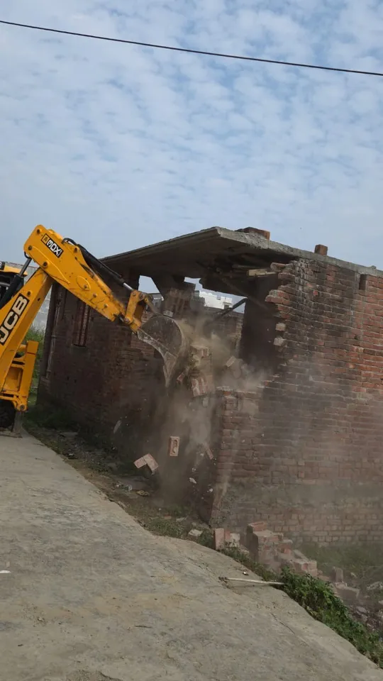 बीडीए के बुल्डोजर से ध्वस्त होती हुई अवैध कॉलोनी