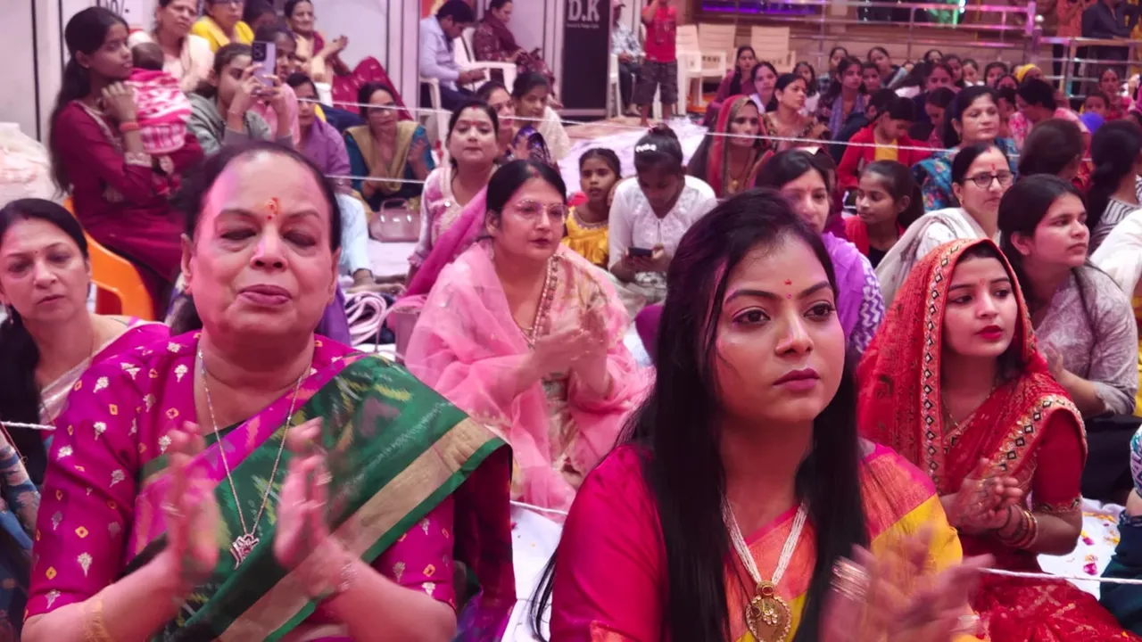 खाटू श्याम बाबा के भजनों पर भावमग्न श्रद्धा भक्ति श्री श्याम सेवा ट्रस्ट की प्रमुख साधना अग्रवाल व उनकी बहू पूजा अग्रवाल