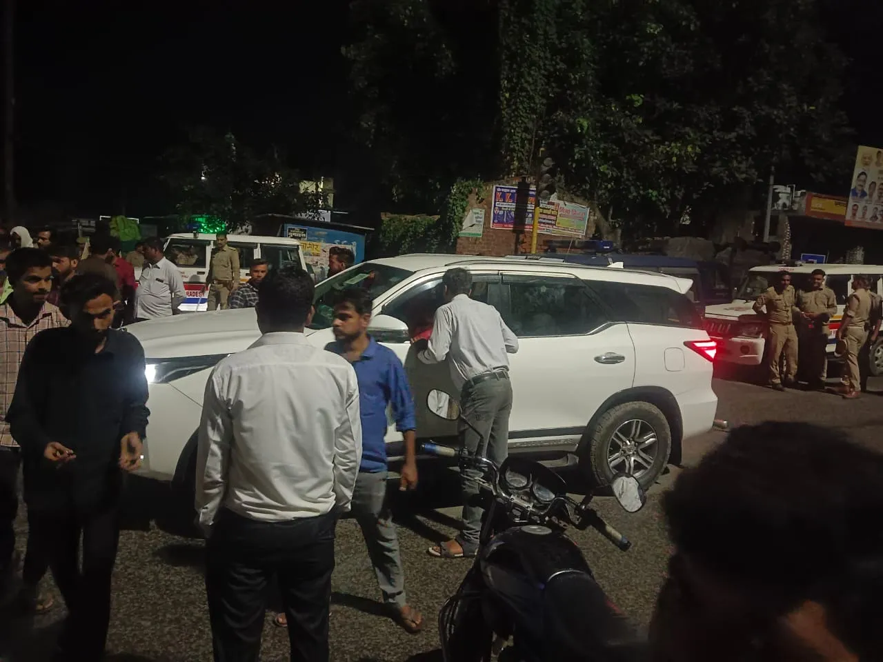 शव के साथ वाहन को सडक पर खडा कर जाम लगाकर विरोध जताते  परिजन