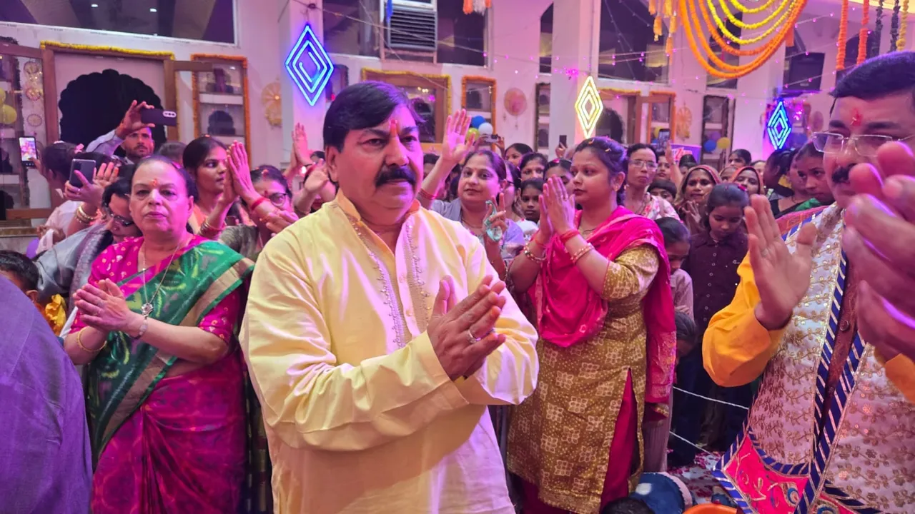 शाहजहांपुर में बनवाए गए खाटू श्याम मंदिर भावमग्न उद्यमी अशोक अग्रवाल दायीं ओर उनकी पत्नी साधना अग्रवाल