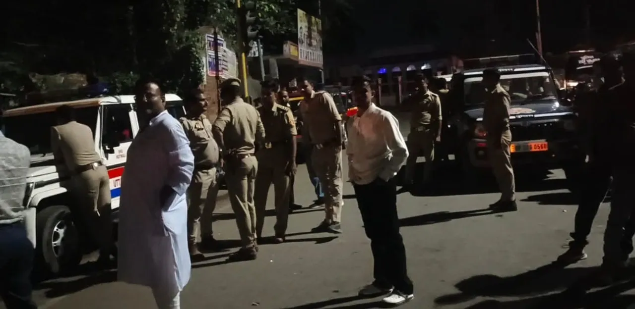 कोविद तिवारी की हत्या मामले में सडक जाम कर प्रदर्शन करते परिजन