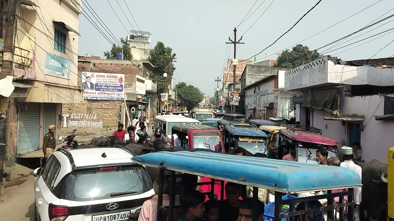 राजघाट चौकी के पास टूटी पुलिया से यात्रियों की बढ़ी परेशानी, घंटों लगता जाम