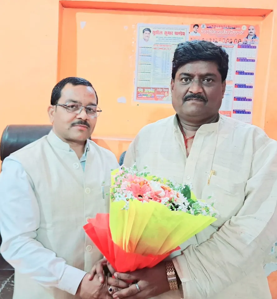 शाहजहांपुर के शिक्षक रिषीकांत पांडेय को उत्तर प्रदेशीय प्राथमिक शिक्षक संघ के जिलाध्यक्ष मनोनीत करने बाद स्वागत करते प्रांतीय अध्यक्ष सुशील कुमार पांडेय