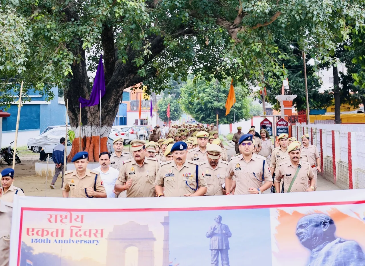 पुलिस कर्मियों संग दौडते एसपी राजेश द्विवेदी