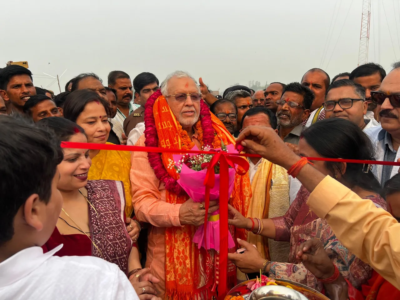 शाहजहांपुर में गंगा ढाई घाट रामनगरिया मेला का फीता काटकर उदघाटन करते वित्तमंंत्री सुरेश खन्ना
