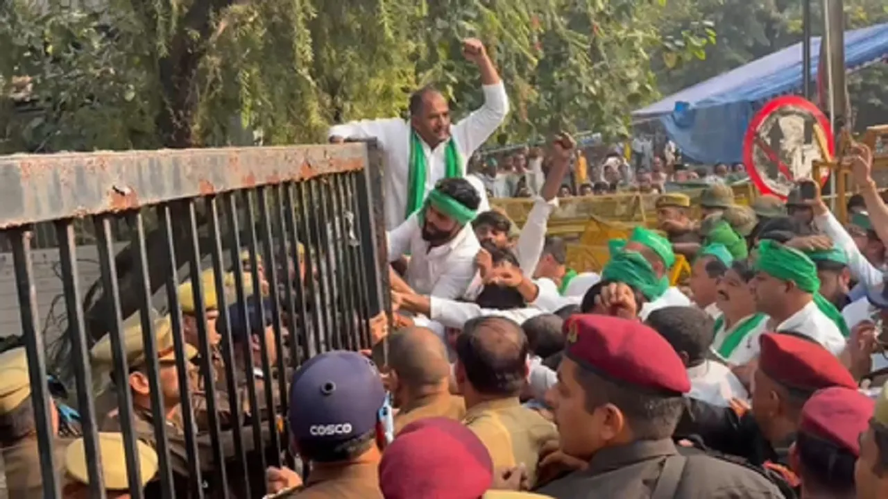 Farmers create ruckus outside Noida Authority office