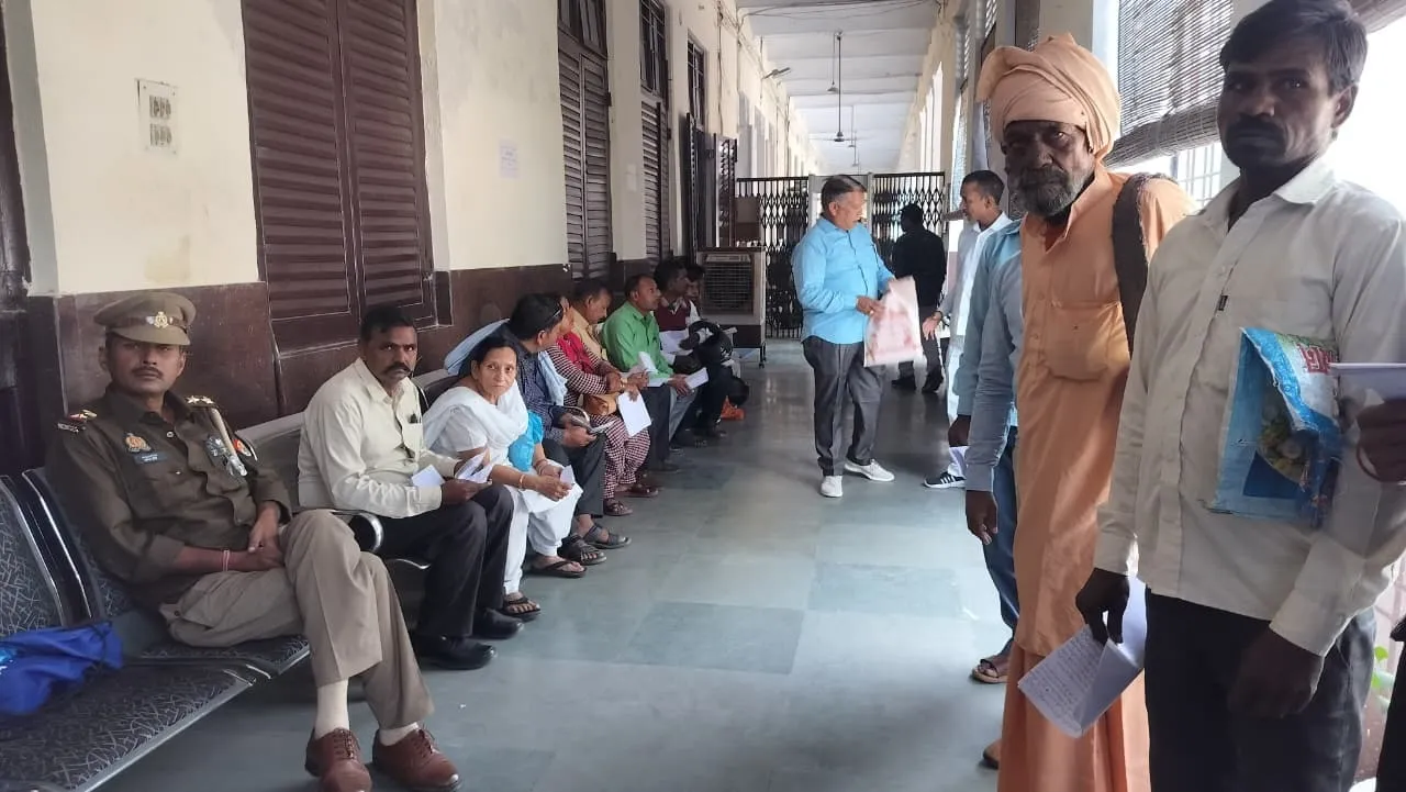 कलेक्ट्रेट में लगा जनता दरबार, डीएम ने कहा– शिकायतों का होगा समयबद्ध निस्तारण