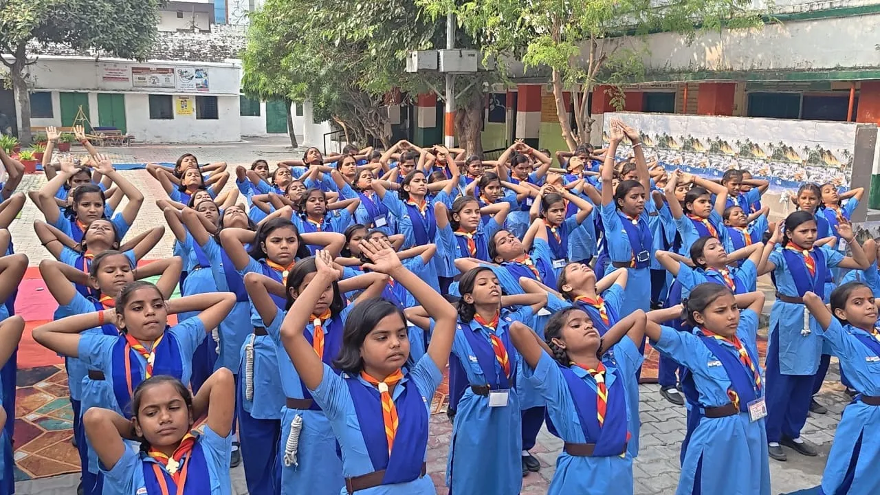 स्काउट गाइड शिविर में शारीरिक प्रदर्शन करती छात्राएं