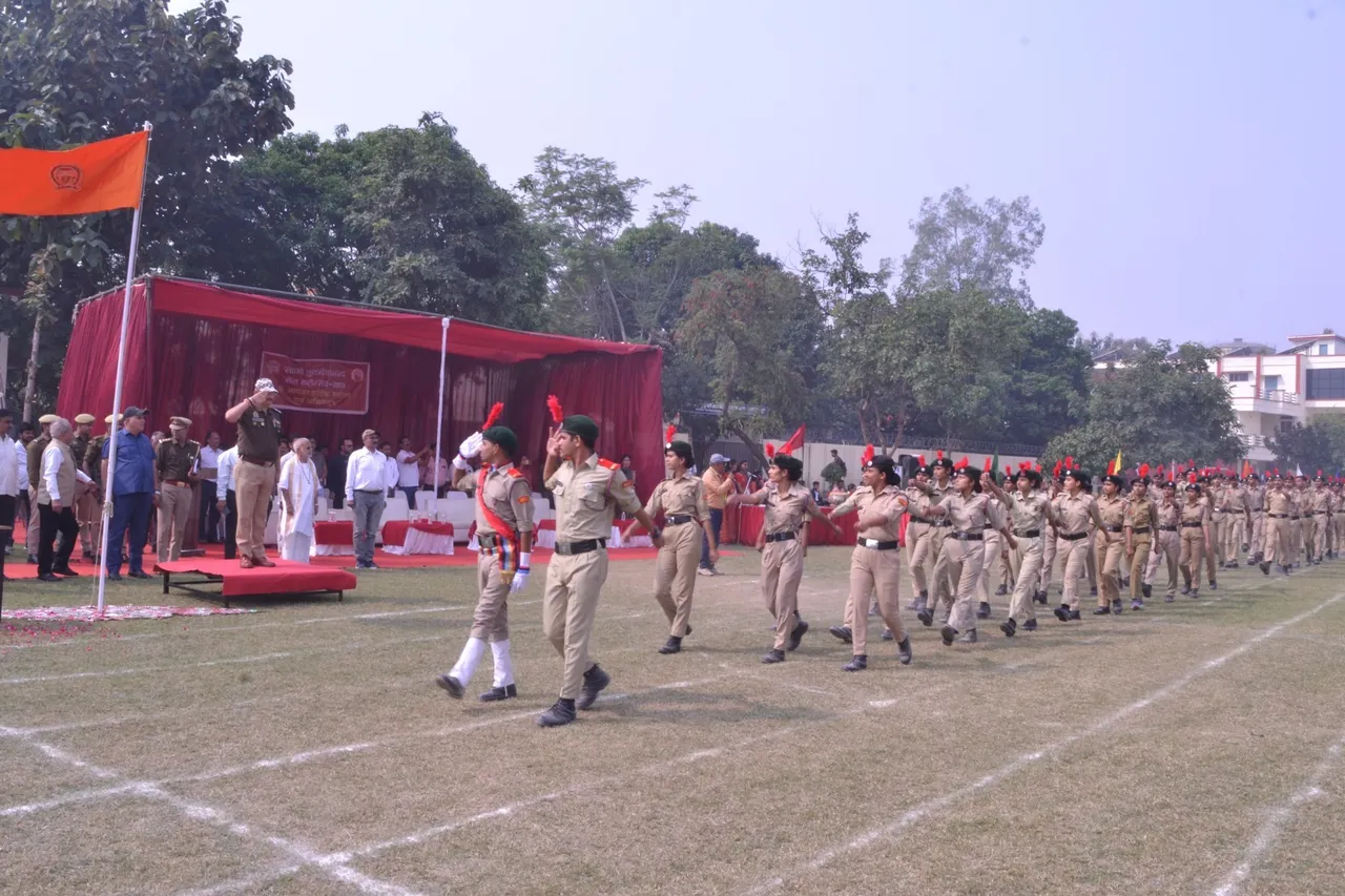स्वामी शुकदेवानंद खेल महोत्सव के शुभारंभ पर मार्चपास्ट की सलामी लेते एसपी राजेश द्विवेदी