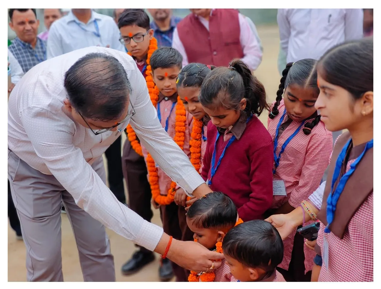 शाहजहांपुर में दिव्यांग बच्चों की एक्सपोजर विजिट के शुभारंभ पर बच्चों को दुलार करते डीएम धर्मेंद्र  प्रताप सिंह