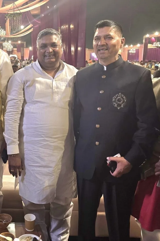 बेटी की शादी में पुराने दिनों की याद करते हुए पूर्व विधायक पप्पू भरतौल और क्षेत्रीय भाजपा अध्यक्ष दुर्विजय सिंह शाक्य