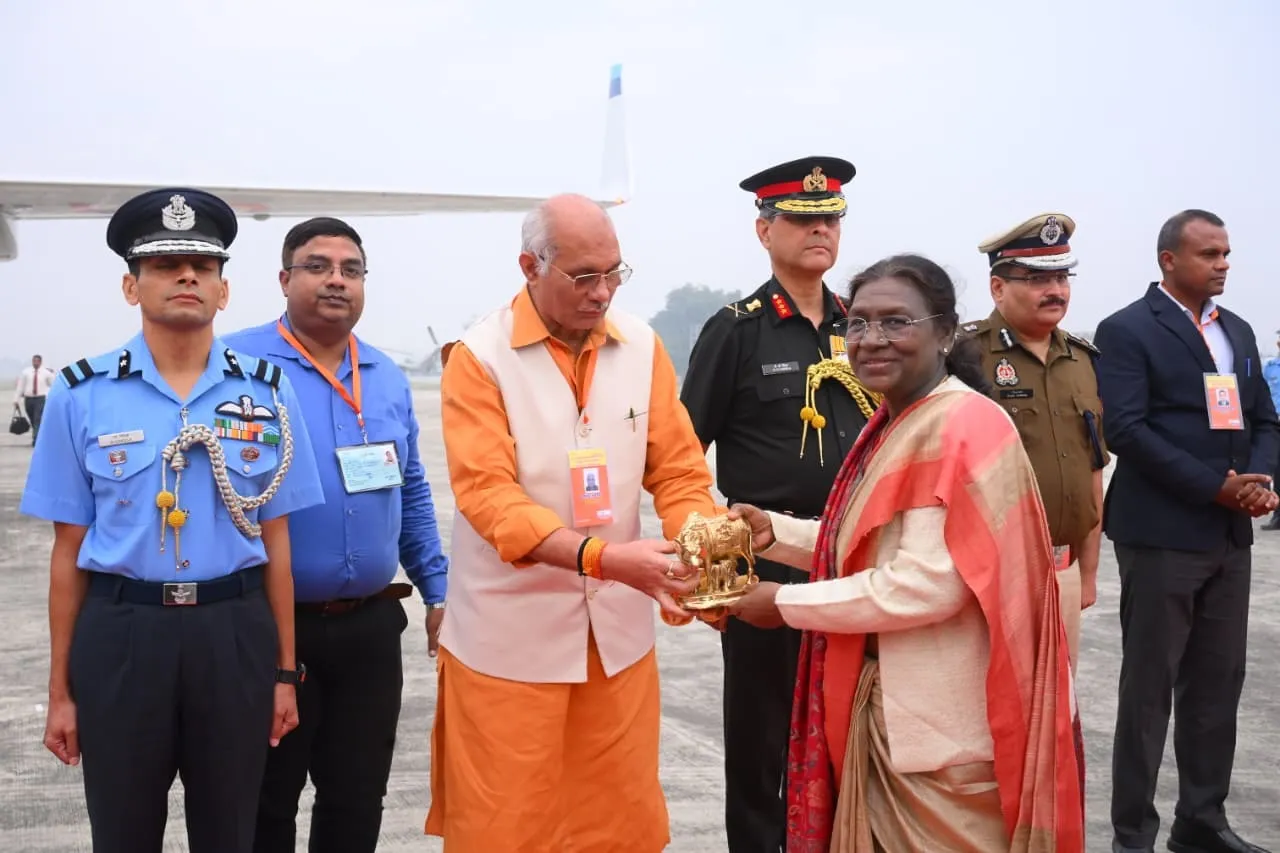 राष्ट्रपति द्रौपदी मुर्मू का स्वागत करते हुए कैबिनेट मंत्री धर्मपाल सिंह