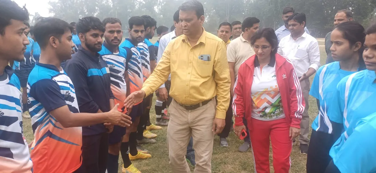 शाहजहांपुर के जीएफ कालेज में अंतरमहाविद्यालीय पफुटबाल प्रतियोगिता का खिलाडियों से परिचय प्राप्त करते प्रो फैयाज अहमद