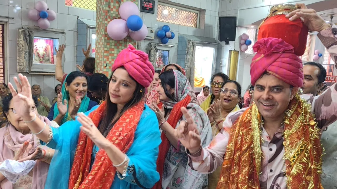 कृष्णानगर मंदिर में प्रभात फेरी के दाैरान भजनों पर थिरकते भक्त