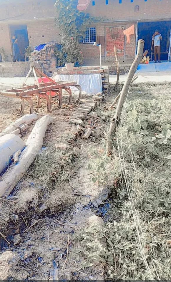 शाहजहांपुर के थाना पुवायां के गांव नवादा सोनवर्षा में अवैध कब्जा से का दृश्य