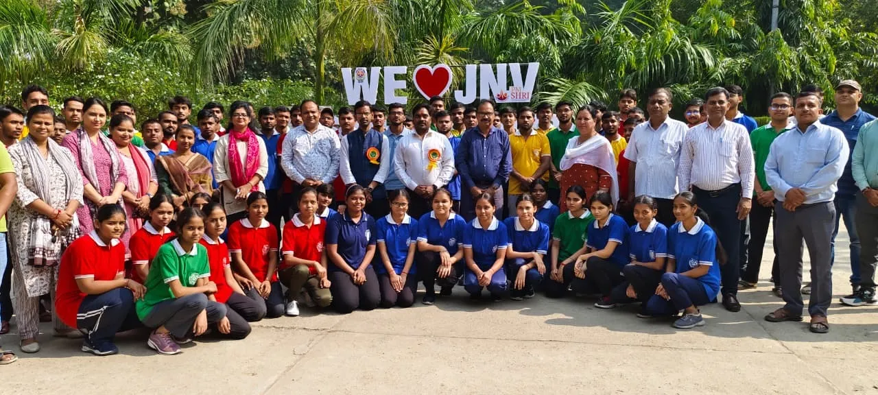 जवाहर नवोदय विद्यालय के निरीक्षण के दौरान छात्र छात्राओं संग एडीएम अरविंद कुमार