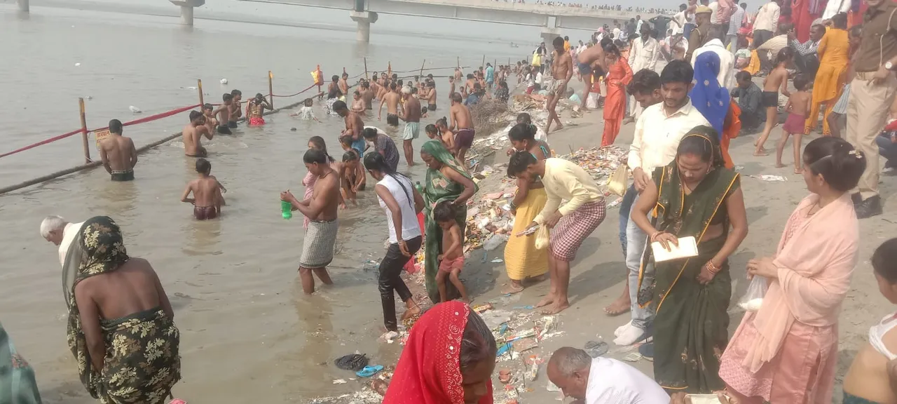 कार्तिक पूर्णिमा पर ढाई गंगा घाट पर डुबकी लगाते श्रद्धालु