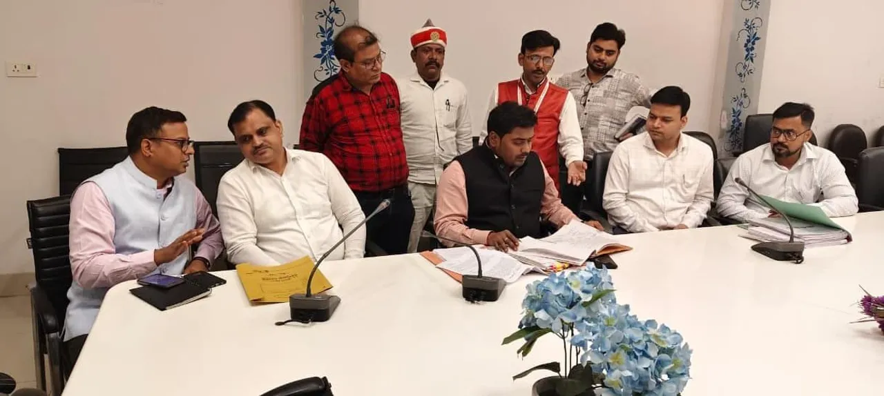 सर्किल रेट के संशोधन के लिए अभिलेख देखते एडीएम वित्त एवं राजस्व अरविंद कुमार