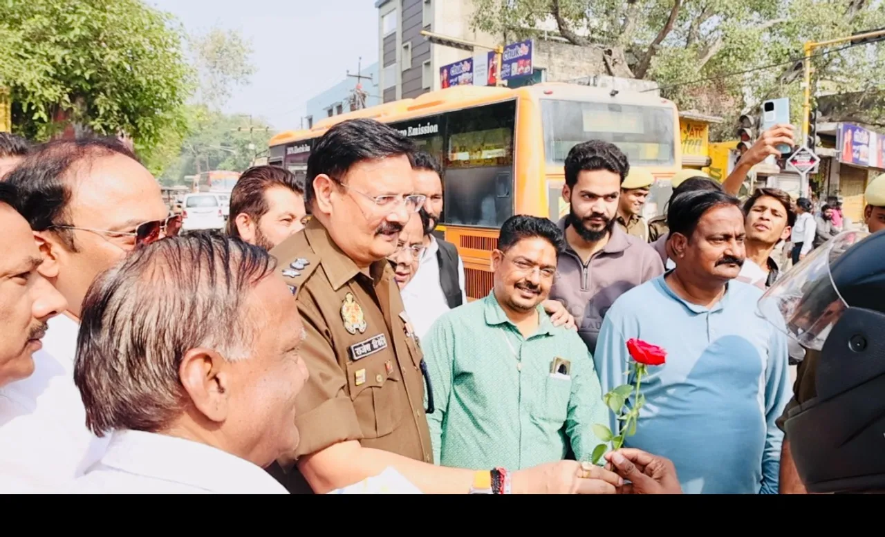 हेलमेट पहनकर वाहन चलाते व्यक्ति को गुलाब का फूल भेंटकर स्वागत करते एसपी राजेश द्विवेदी