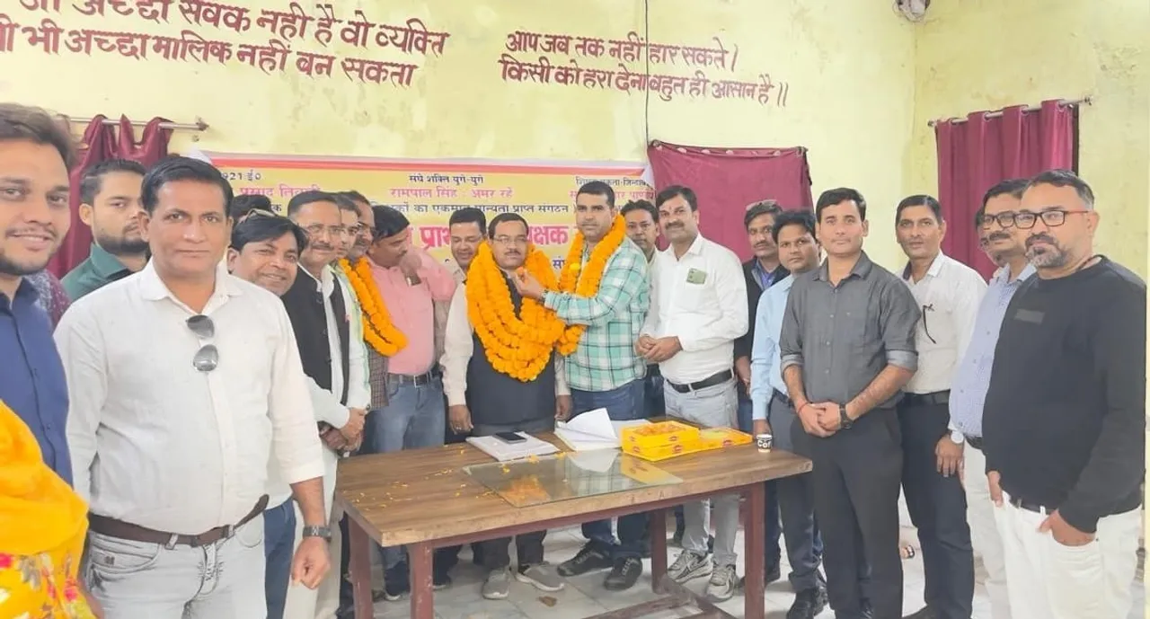 शिक्षक संघ का दूसरी बार जिलाध्यक्ष मनोनीत किए जाने पर रिषीकांत पांडेय का स्वागत करते शिक्षक