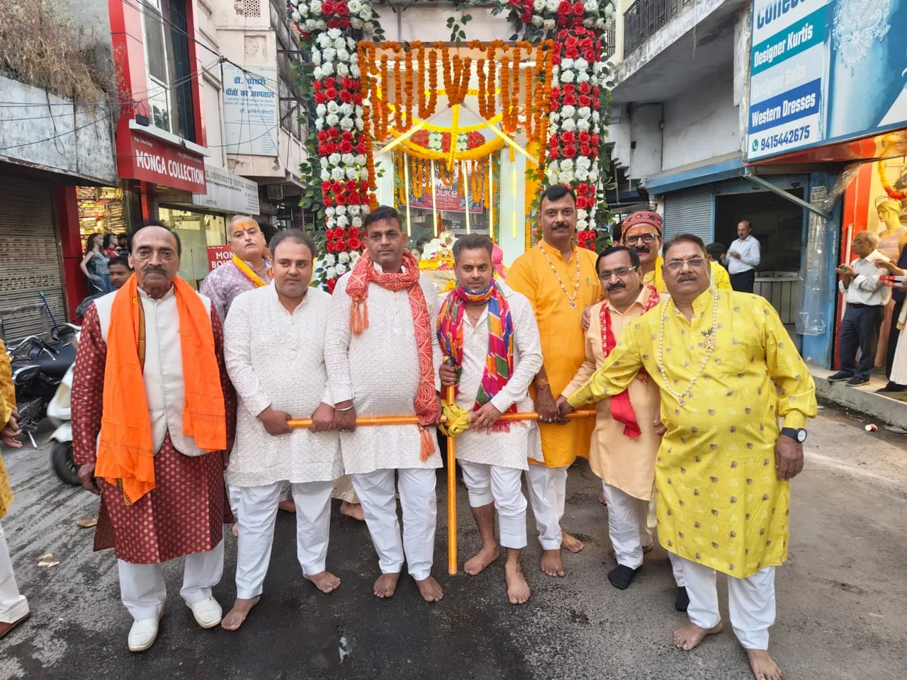 शाहजहांपुर में सालिग्राम तुलसी विवाह के दौरान सालिग्राम की बरात के दौरान रथ खींचते श्रद्धालु