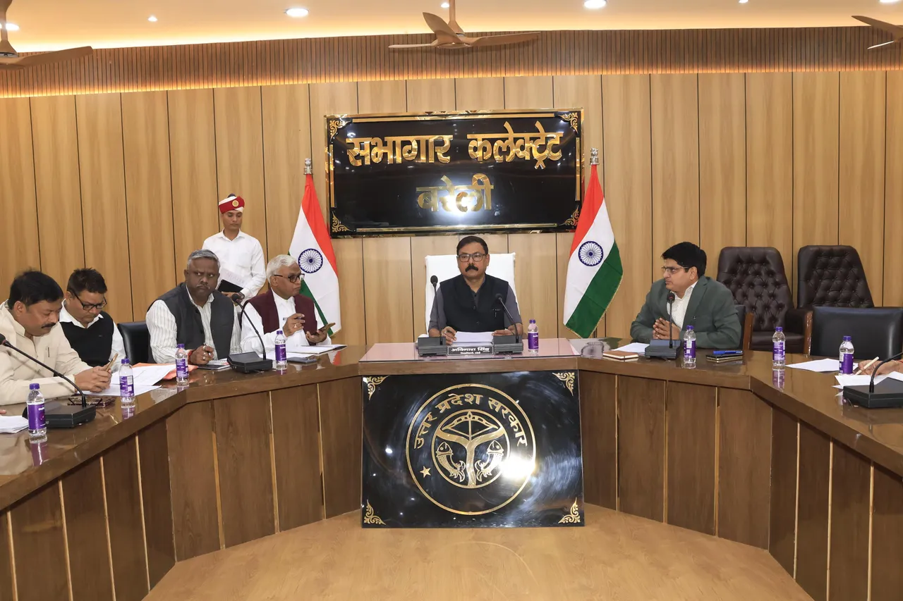 मतदाता पुनरीक्षण अभियान की समीक्षा करते डीएम अविनाश सिंह