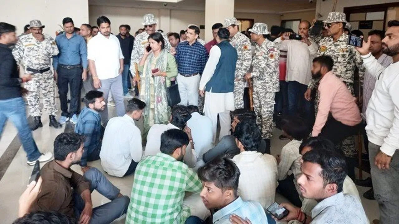 नगर निगम में विभिन्न मांगों को लेकर हंगामा करते हुए एबीवीपी कार्यकर्ता