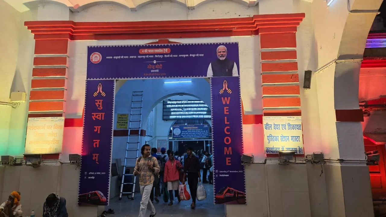 वंदे भारत ट्रेन के आगमन पर स्वागत को सजा रेलवे स्टेशन