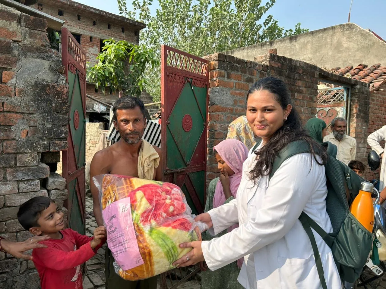 छात्र छात्राओं ने ग्रामीणों को कंबल वितरित किए