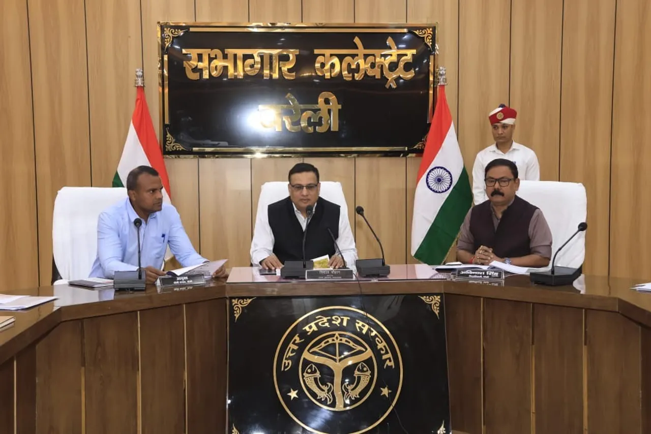 विकास कार्यों की समीक्षा करते मंडलायुक्त भूपेंद्र एस चौधरी