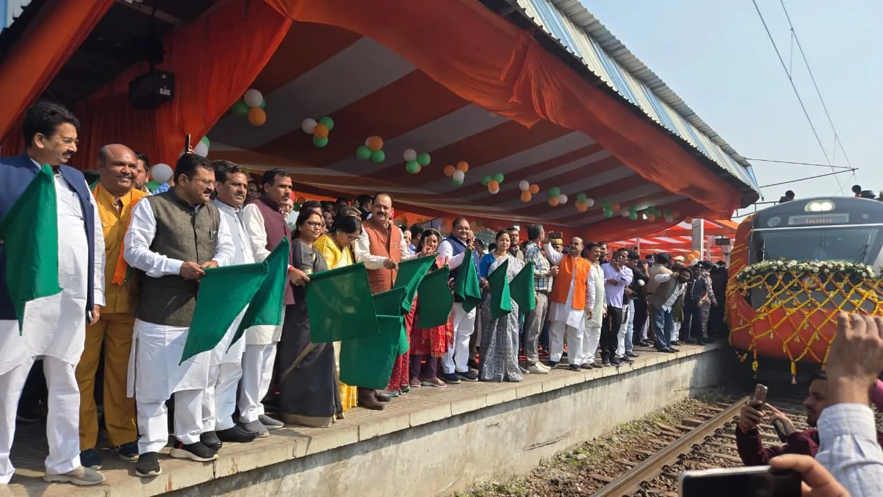 वंदे भारत एक्सप्रेस ट्रेन को हरी झंडी दिखाकर रवाना करते जन प्रतिनिधि