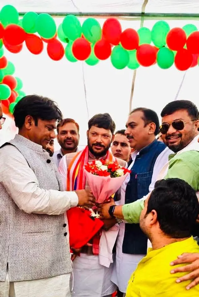 जलालाबाद में अपना जन्म दिन मनाते हुए आंवला सांसद नीरज मौर्य