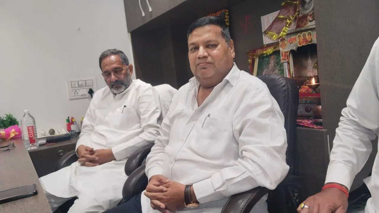 सपा प्रवक्ता राजकुमार भाटी के साथ पार्टी नेता नरेश सिंह सोलंकी