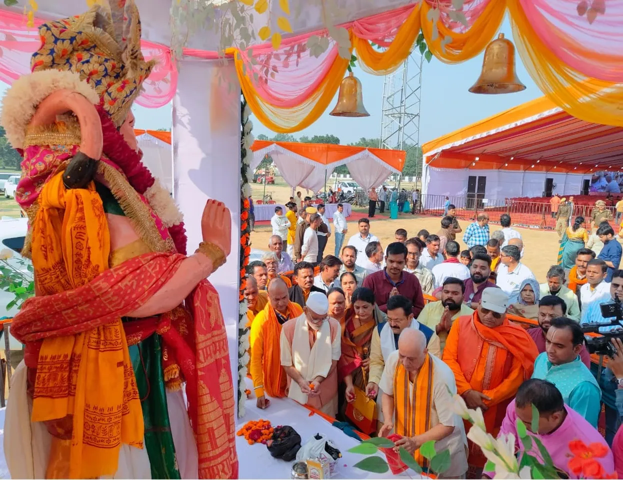 शाहजहांपुर के ओसीएफ रामलीला मैदान में हनुमान जी की पूजा अर्चना के साथ रामकथा का शुभारंभ करते पंडित विजय कौशल जी महाराज