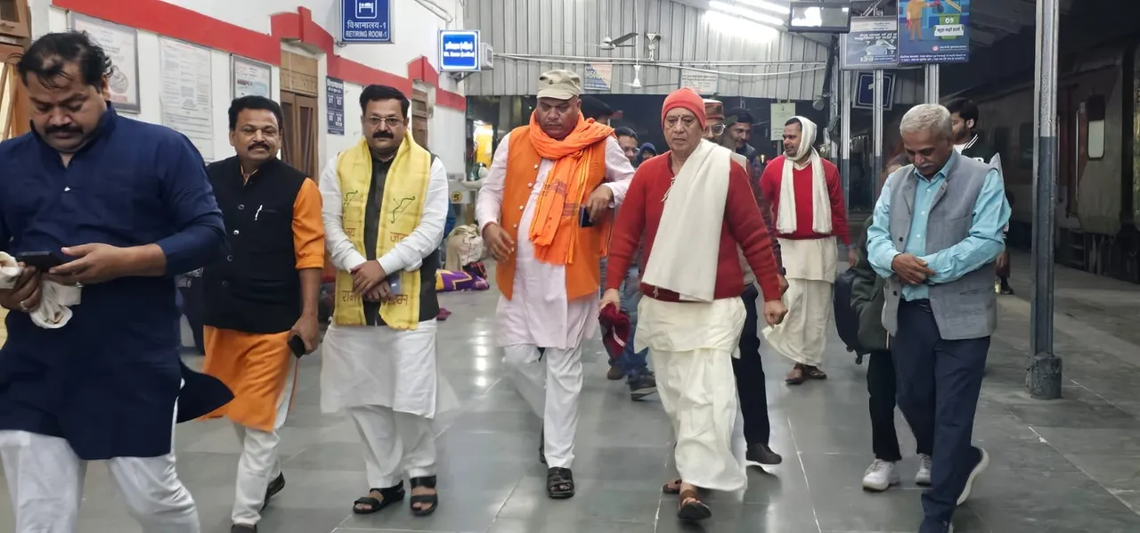 शाहजहांपुर रेलवे स्टेशन पर कथाव्यास पंडित विजय कौशल महाराज की अगवानी करते डीसीबी अध्यक्ष डीपीएस राठौर, राजेश अवस्थी आदि