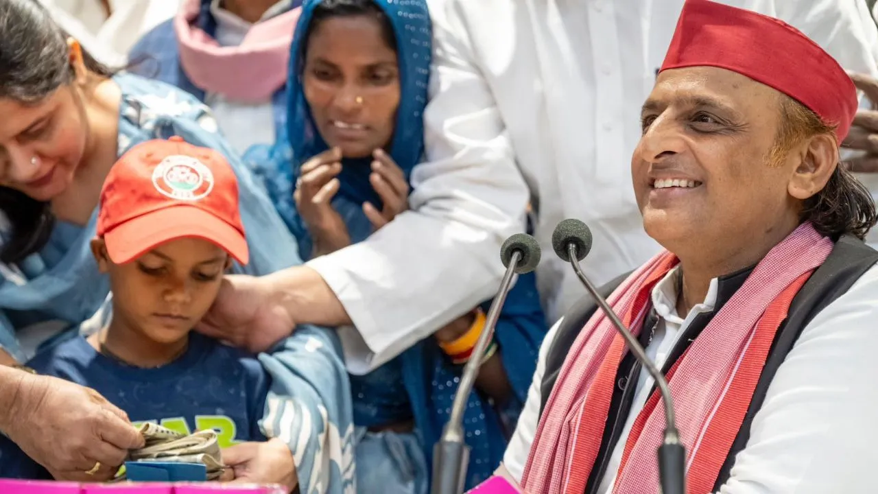 akhilesh yadav and khajanchi