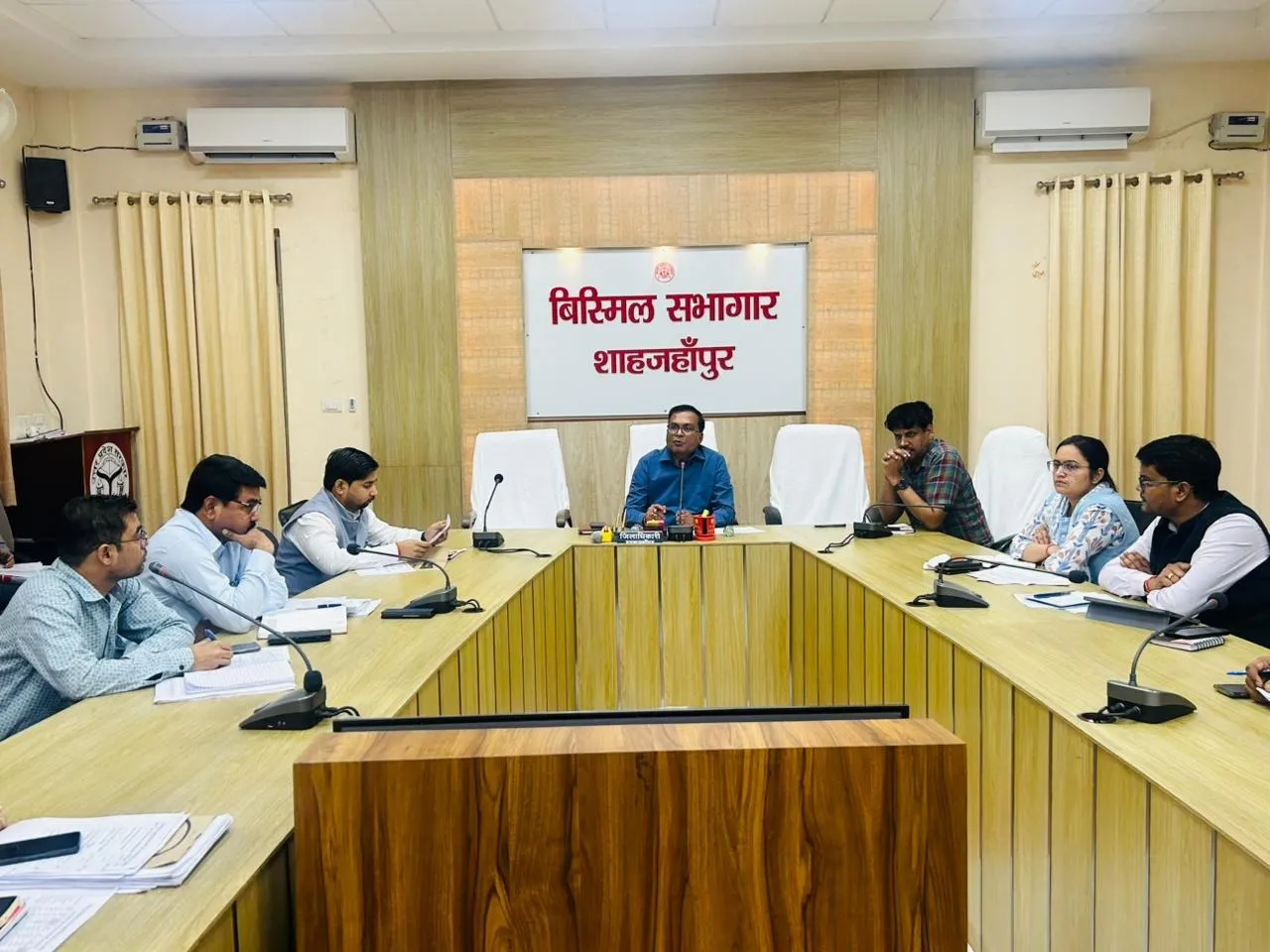 विशेष पुनरीक्षण प्रगति की समीक्षा करते डीएम धर्मेंद्र प्रताप सिंह